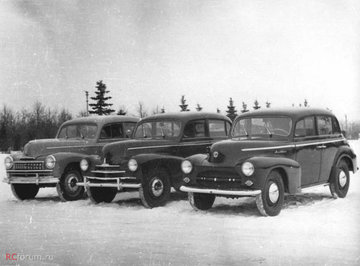 Три автомобиля «Москвич-400» в кузове 424.jpg