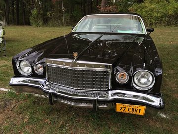 1977_Chrysler_Cordoba_(B-body)_with_Crown_roof_and_Checkmate_interior_2015_Rockville_1of6.jpg