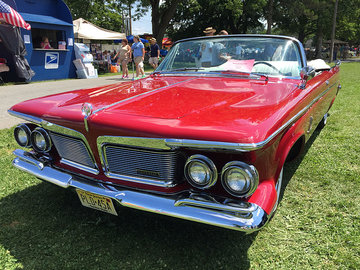 1962_Imperial_Crown_convertible_at_2015_Macungie_show_1of7.jpg