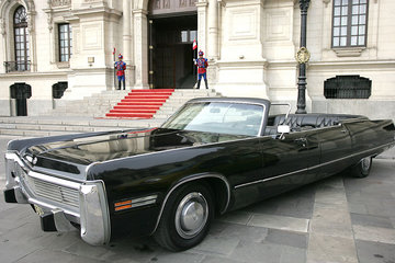 Peruvian_presidential_limousines_4_-_Flickr_-_denizen24.jpg