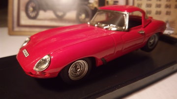 Jaguar E - Type Lightweight FHC Series I 1961 (1:43 Model Best)