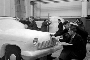 На Горьковском автозаводе готовят макет первой Волги 1958.jpg