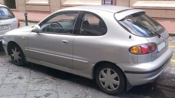 1024px-2001_Daewoo_Lanos.jpg