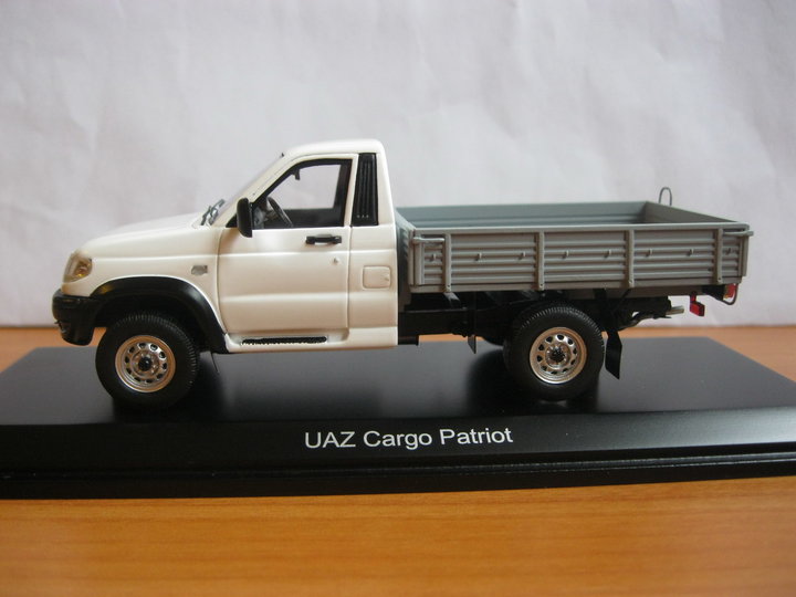 UAZ Cargo.<br />Виробник -  DiP Models, Китай.<br />Mасштаб - 1:43.
