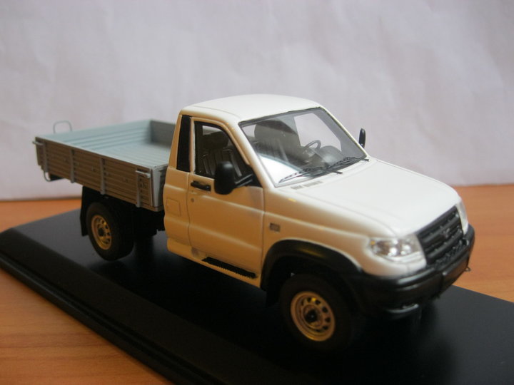 UAZ Cargo.<br />Виробник -  DiP Models, Китай.<br />Mасштаб - 1:43.