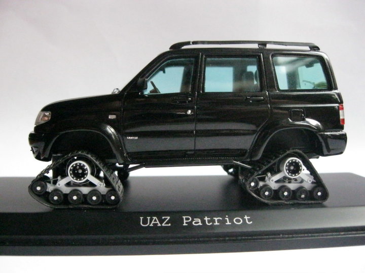 UAZ-Patriot на гусеничних тєлєжках Wheeltracks.<br />Виробник - конверсія на базі моделі DiP-Models. <br />Масштаб - 1:43.