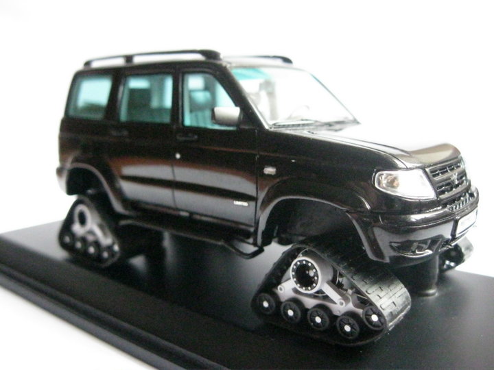 UAZ-Patriot на гусеничних тєлєжках Wheeltracks.<br />Виробник - конверсія на базі моделі DiP-Models. <br />Масштаб - 1:43.