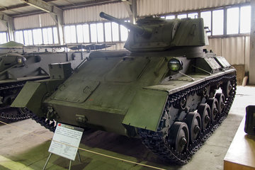 T-80_(light_tank)_in_the_Kubinka_Museum.jpg