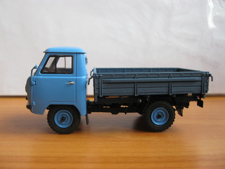 УАЗ-450Д. <br />Виробник -  DiP Models, Китай.<br />Масштаб: 1:43.
