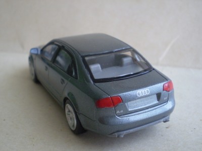 Audi A4-4.jpg