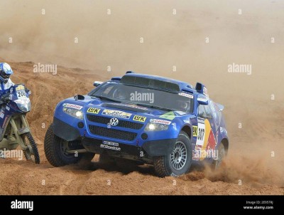 spanish-driver-carlos-sainz-and-german-co-driver-andreas-schulz-in-their-vw-race-touareg-307-during-the-28th-dakar-rally-between-nador-and-er-rachidiain-morocco-on-january-2-2006-photo-by-michel-maindru.jpg