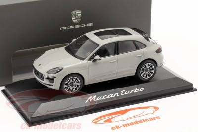 minichamps_1_43_porsche_macan_turbo_year_2019_chal.jpg