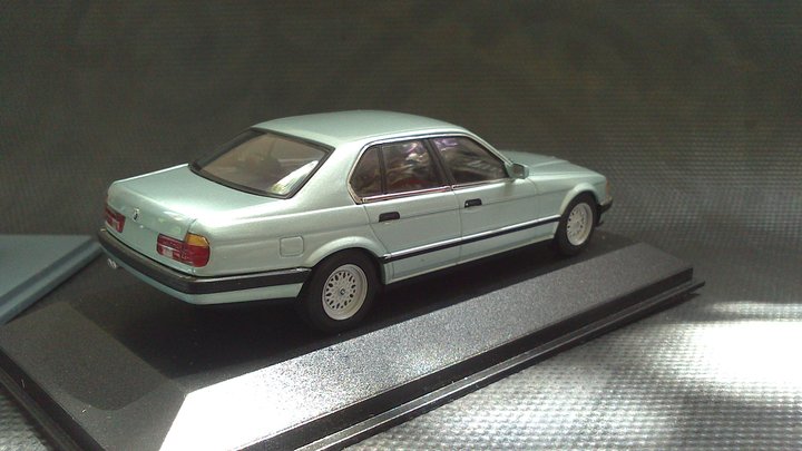 Модель: BMW 7-er (E32)<br />Виробник: Minichamps<br />Масштаб: 1/43