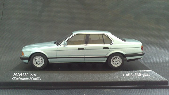 Модель: BMW 7-er (E32)<br />Виробник: Minichamps<br />Масштаб: 1/43