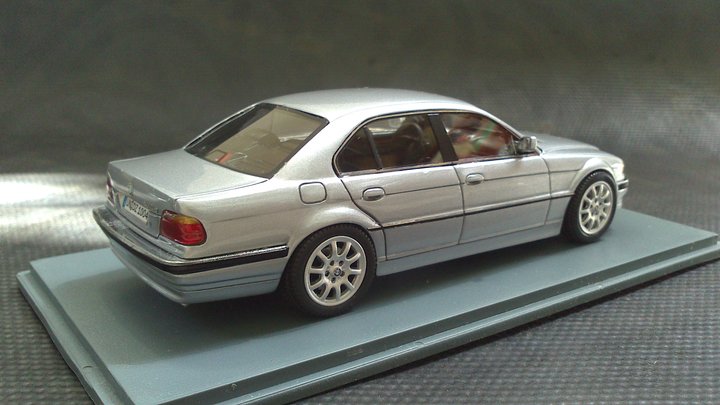Модель: BMW (E38) 740d<br />Виробник: NEO<br />Масштаб: 1/43