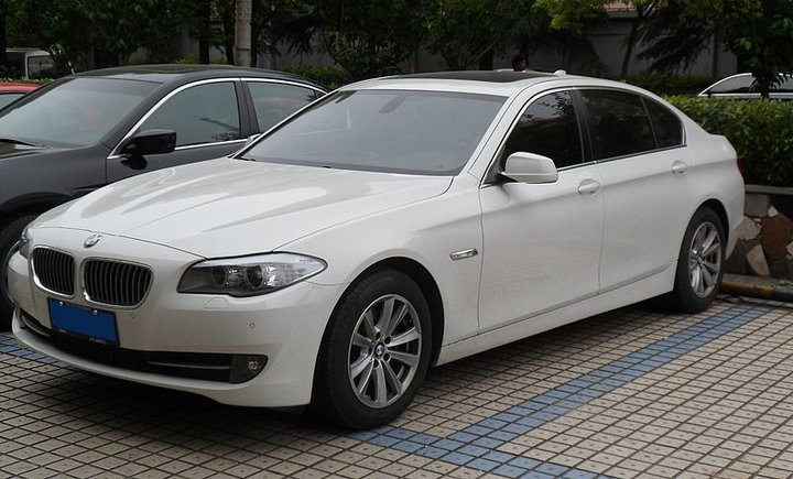 800px-BMW_5-Series_F18_Li_2_China_2012-05-12.jpg