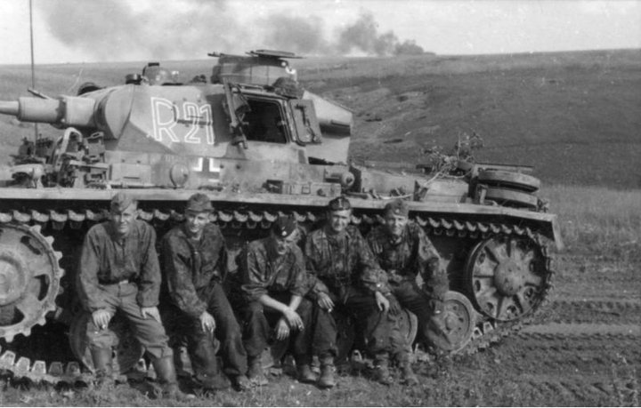 Bundesarchiv_Bild_101III-Zschaeckel-208-25,_Schlacht_um_Kursk,_Panzer_III.jpg