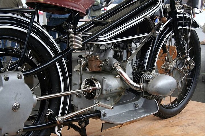 800px-BMW_R_37,_Bj._1925-26_(2011-08-13_Sp)_02.jpg