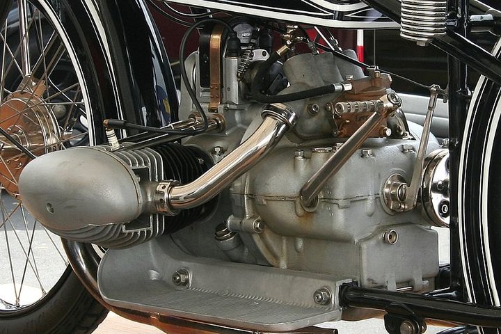 800px-BMW_R_37,_Bj._1925-26_(2011-08-13_Sp)_07.jpg