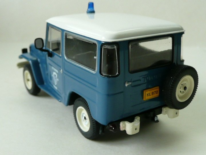 TOYOTA-FJ-40 zad.jpg