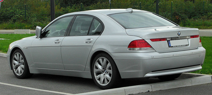 1024px-BMW_7er_(E65)_rear_20100918.jpg