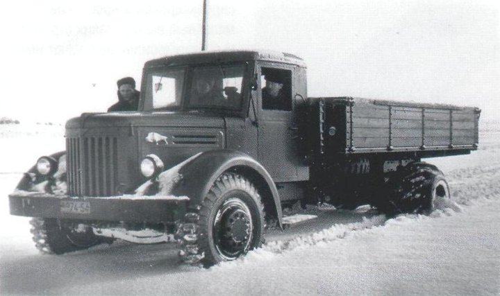 МАЗ-200 (1952) с шинами низкого давления..jpg