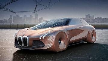 Концепт BMW Vision Next, созданный к юбилею концерна, обозначил её курс на ближайшие 100 лет: машины научатся ездить сами, но останутся драйверскими, в главной роли — водитель, а автопилот у него в помощниках