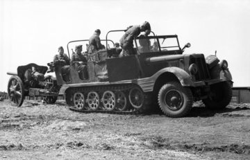 Bundesarchiv_Bild_101I-290-1116-07,_Russland,_Halbkettenfahrzeug_mit_Geschütz.jpg