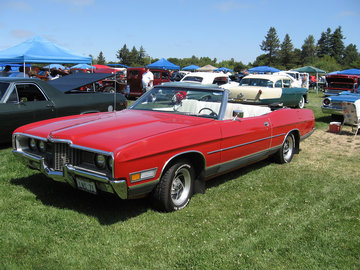 1971_Ford_LTD_convertible_(red).jpg