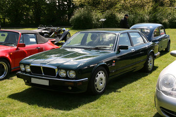 Jaguar_XJR_(1993)_front_left.jpg