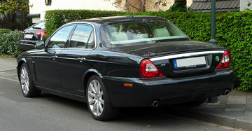 Jaguar_XJ_2.7_D_(X350,_Facelift)_–_Heckansicht,_17._April_2011,_Düsseldorf.jpg