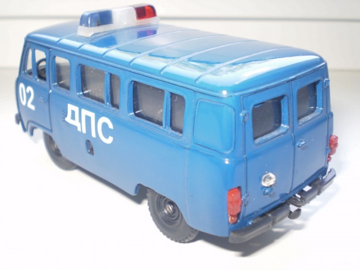 UAZ 452 plastyk zad.jpg