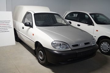 Daewoo-FSO_Lanos_furgon_-_Muzeum_w_Chlewiskach_(2).jpg