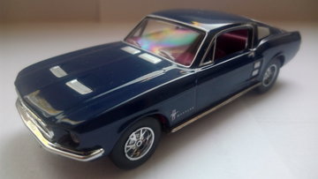 Ford Mustang Fastback 2+2 (1967) 1:43 Dinky-Matchbox