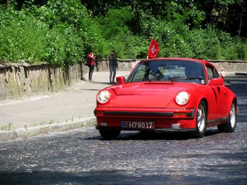 Цей гуркіт форсованого шестиціліндрового опозита з повітряним охолодженням кращий за музику, слухав би і слухав. <br />Слідом, після перегонів проїхав Нісан Ліф... не те. Зовсім. :)