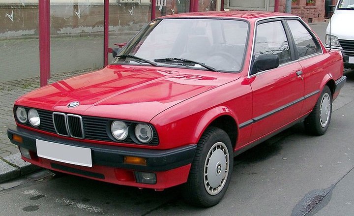 800px-BMW_E30_front_20080409.jpg