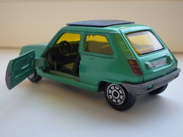 RENAULT 5 zad.jpg