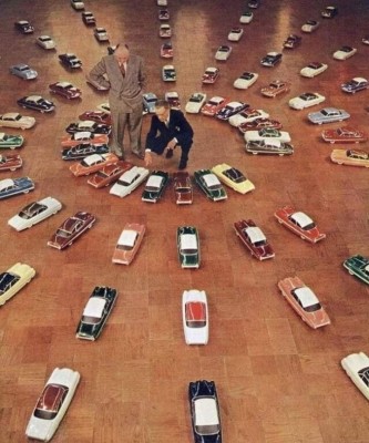 Руководство компании #Ford выбирает цвета для автомобилей 1953 года из 76 масштабных моделей.jpg