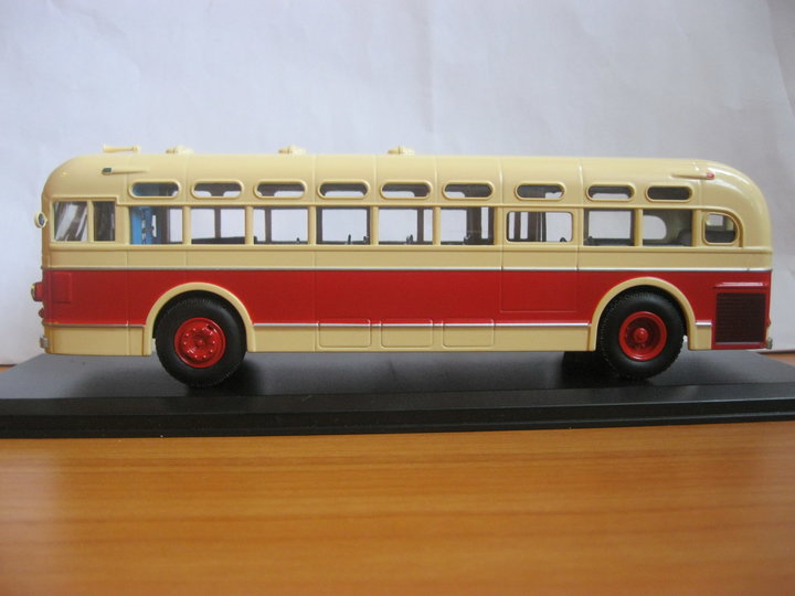 ЗіС-154. <br />Виробник - Classiсbus, Росія. <br />Масштаб - 1:43.