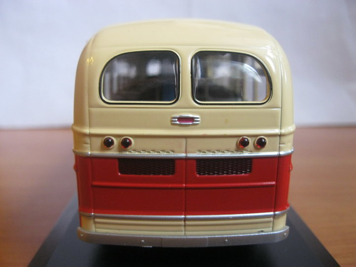 ЗіС-154. <br />Виробник - Classiсbus, Росія. <br />Масштаб - 1:43.