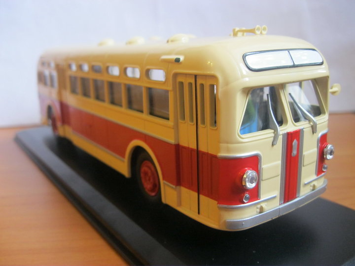 ЗіС-154. <br />Виробник - Classiсbus, Росія. <br />Масштаб - 1:43.