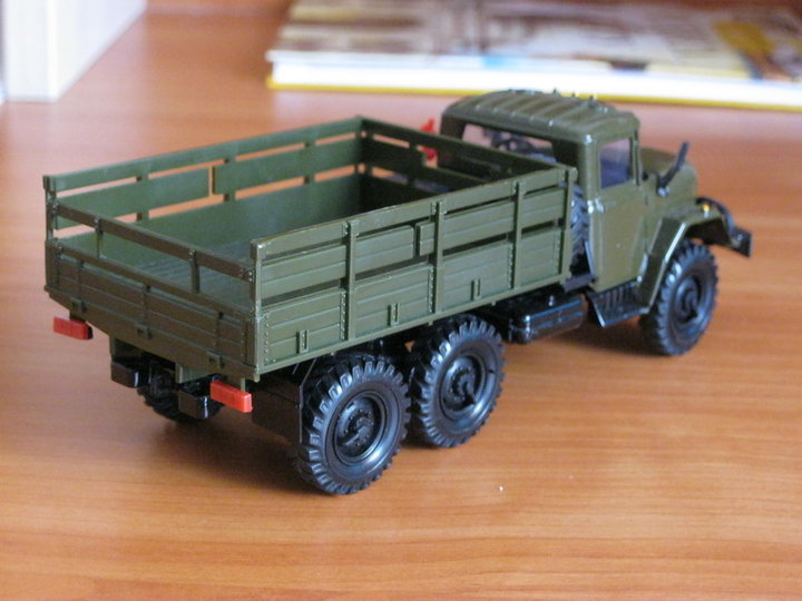 ЗиЛ 131.<br />Виробник - &quot;Элекон&quot;, Казань (Росія).<br />Масштаб - 1/43