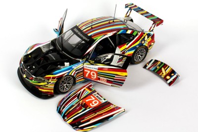 1zu18_BMW_M3_GT2_E92_Art-Car_Jeff_Koons_BMW_Minichamps_80432210048_22595_08.jpg