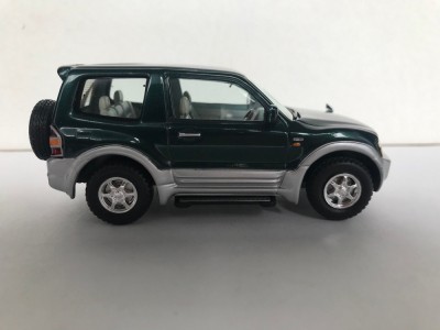 Mitsubishi Pajero Exceed 2000-4.jpg