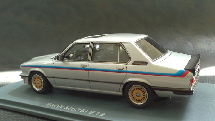 Модель: BMW (E12) M535i<br />Виробник: NEO<br />Масштаб: 1/43