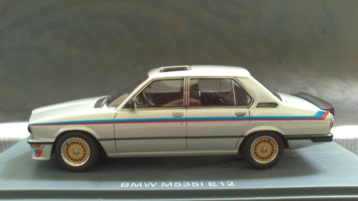 Модель: BMW (E12) M535i<br />Виробник: NEO<br />Масштаб: 1/43