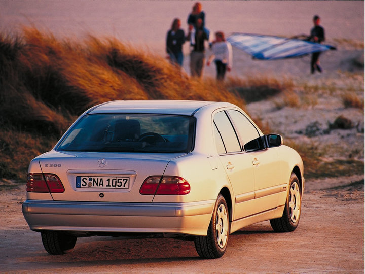 mercedes-benz_e200_2.jpg