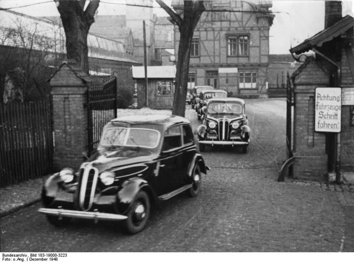 Bundesarchiv_Bild_183-19000-3223__BMW-Werk_Eisenach__Erste_Auslieferung.jpg