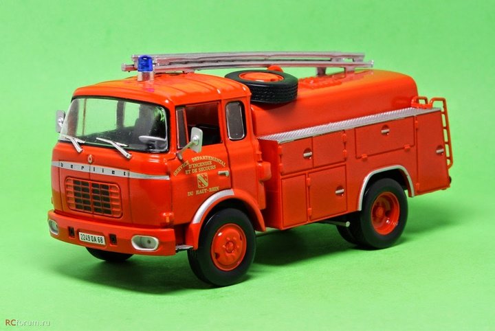 №9 - Le Camion-Citerne d'Incendie Berliet GAK 20H 2.JPG